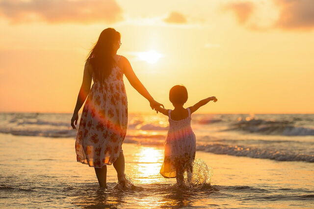 Mutter und Kind am Strand