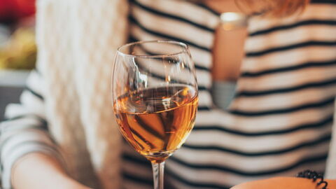 Eine Frau genießt einen Wein