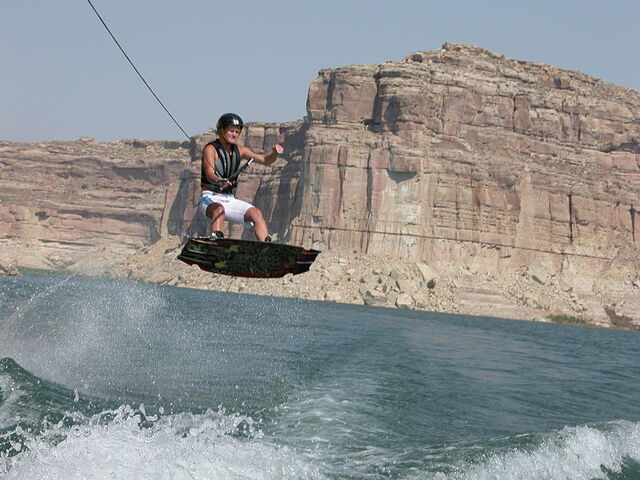Genießen Sie die Spannung des Wakeboarding