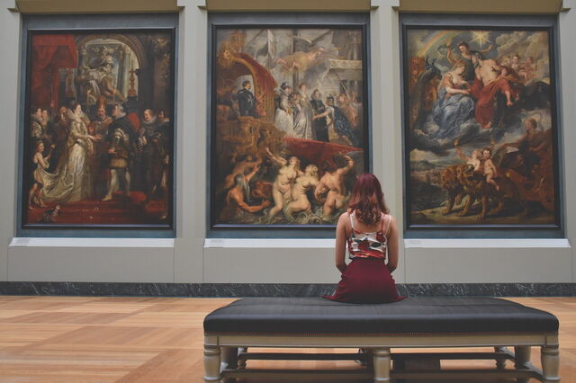Eine Frau in einem Museum