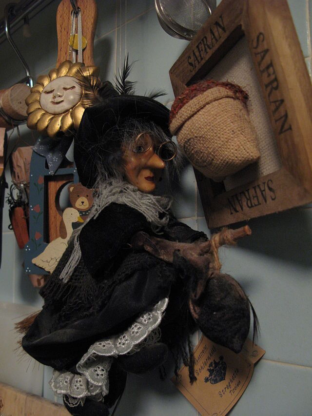 Marionette die La Befana darstellt