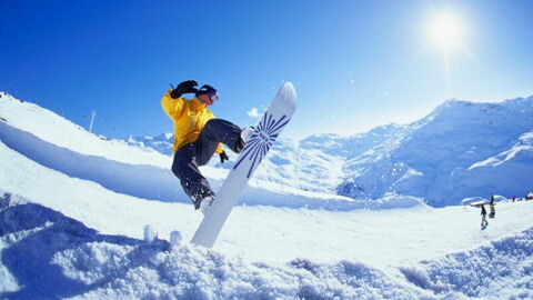 Snowborden auf der weißen Pracht