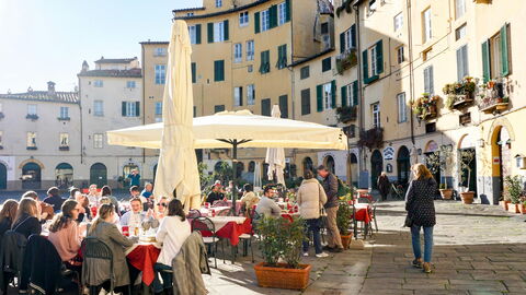 Draußen essen in Lucca