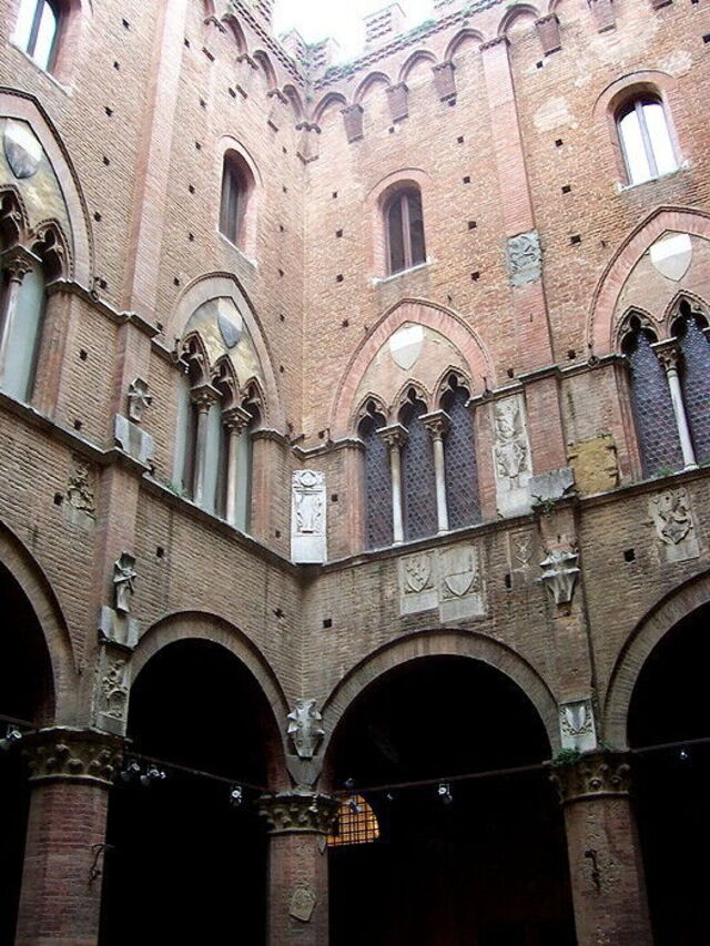 Palazzo Pubblico Innenhof