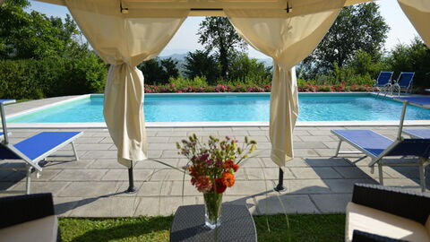 Wundervolle Ansicht einer Villa mit Pool