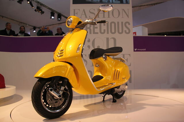 Moderne gelbe Vespa