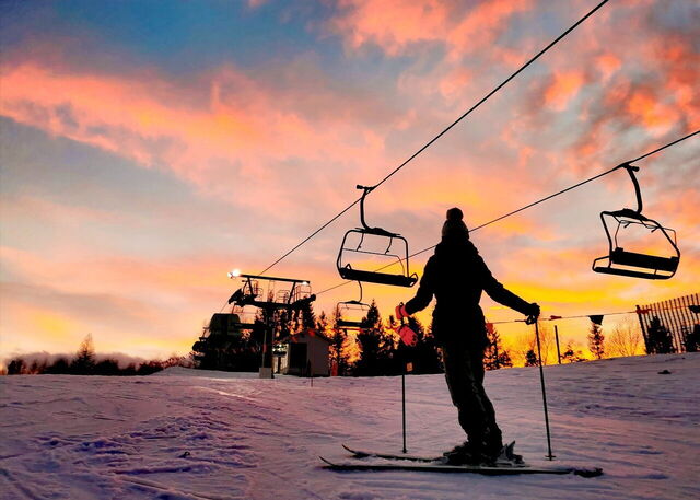 Skifahren bei Sonnenuntergang