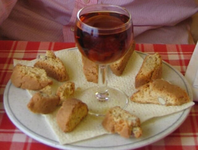 Lokale Küche, Cantuccini und Wein