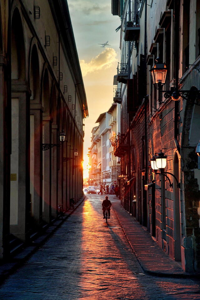Straßen in Florenz bei Sonnenuntergang
