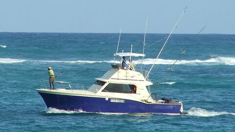 Am Boot auf dem Meer fischen
