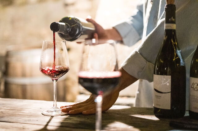 Wein einschenken
