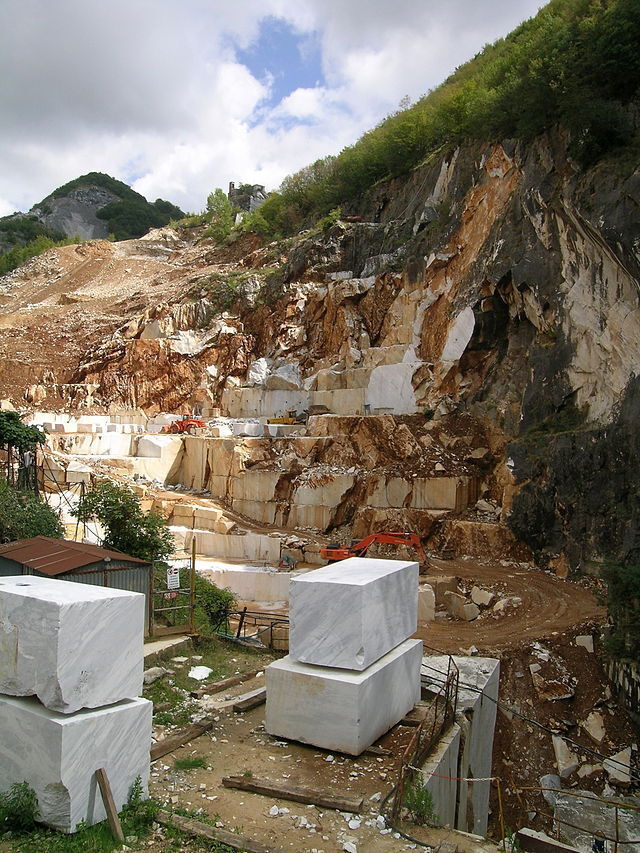 Weißer Marmor aus dem Steinbruch in Massa