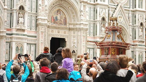 Der explodierende Wagen vor der Kathedrale in Florenz