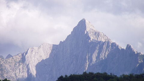 Ansicht der weißen Marmor Berge der Apuan Alpen