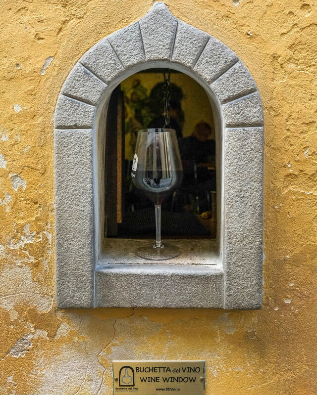 Ein Weinfenster in Florenz
