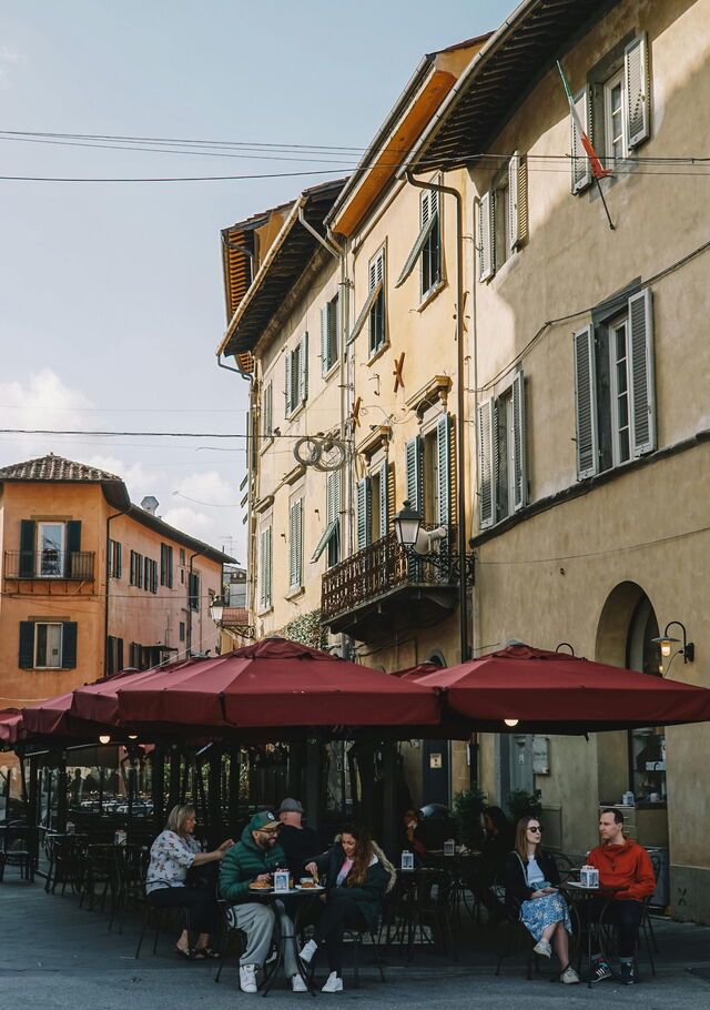 Auf einer Piazza sitzen
