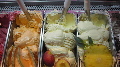 Auswahl an Gelato in einem Eissalon