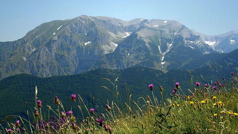Eine wunderschöne Aussicht auf die Berge in der Toskana