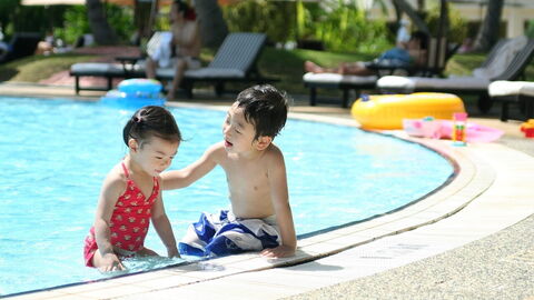 Eine Familie am Pool