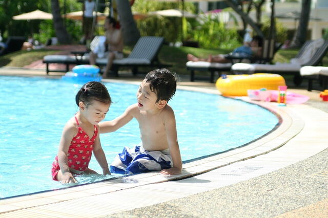 Eine Familie am Pool