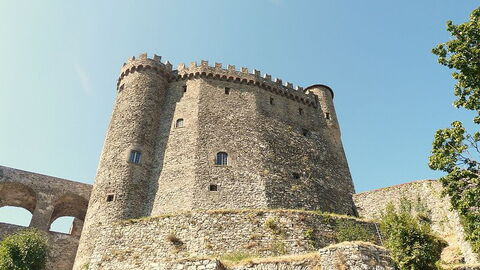 Blick auf die Grundfläche und Mauern der Malaspina Burg