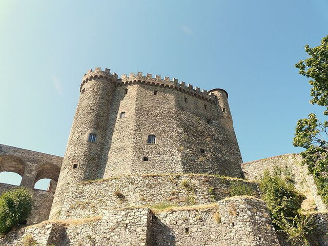 Blick auf die Grundfläche und Mauern der Malaspina Burg