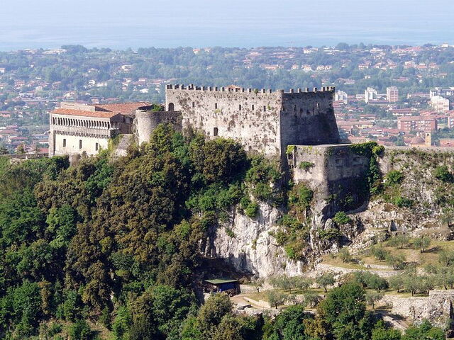 Blick auf die Malaspina Burg und Massa