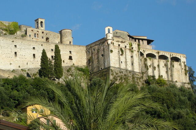 Äußere Mauern der Malaspina Burg