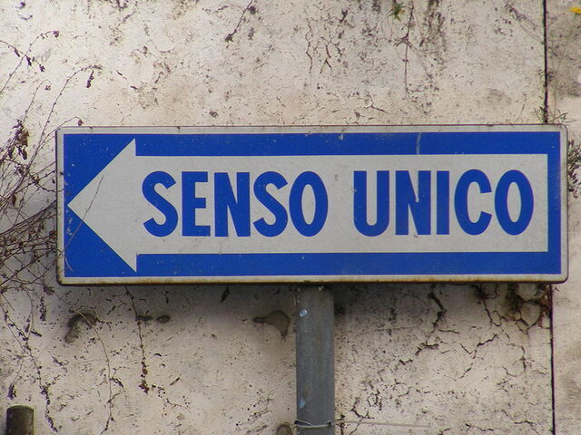 Einbahnstraßenschild in Italien