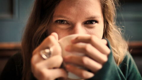 Eine Frau trinkt einen Kaffee