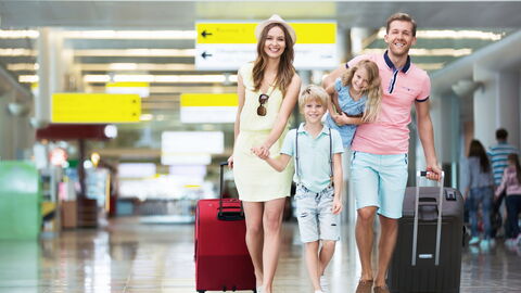 Eine Familie auf dem Weg in den Urlaub