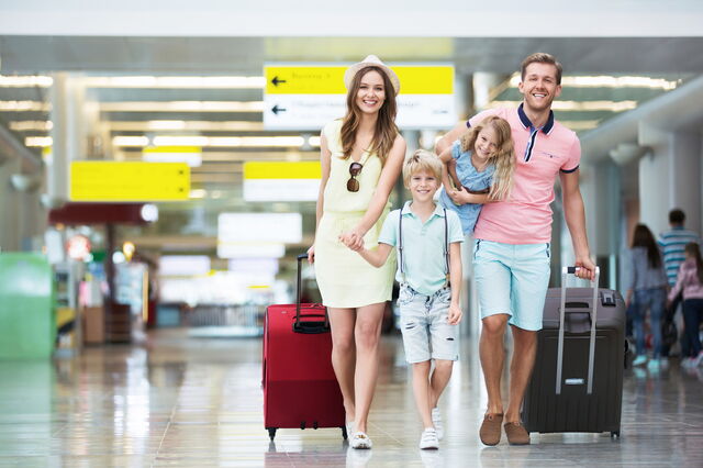 Eine Familie auf dem Weg in den Urlaub