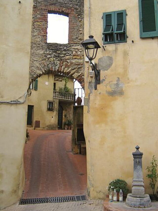 Strassenansicht in Montescudaio