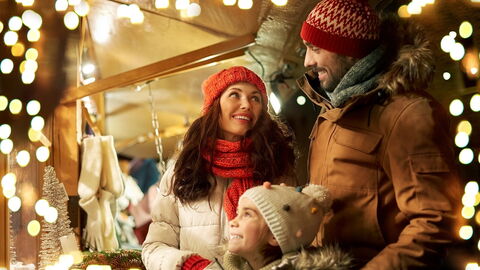 Eine Familie auf einem Weihnachtsmarkt