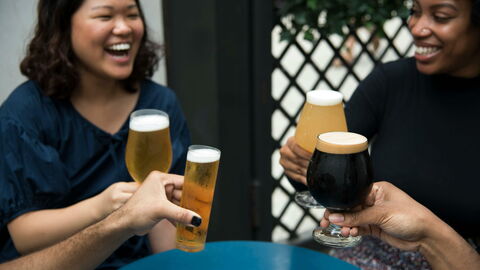 Freunde trinken zusammen ein Bier