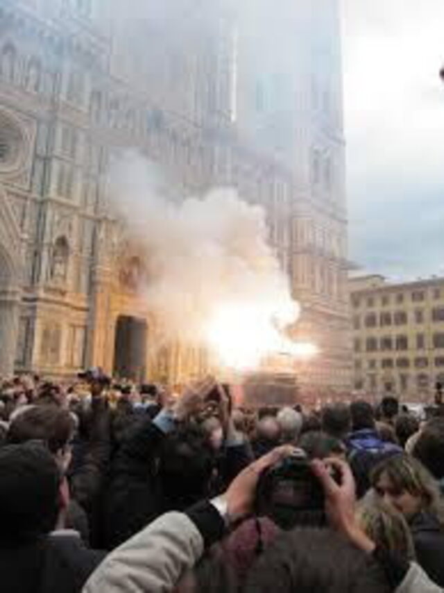 Explodierender Karren am Eingang zum Dom