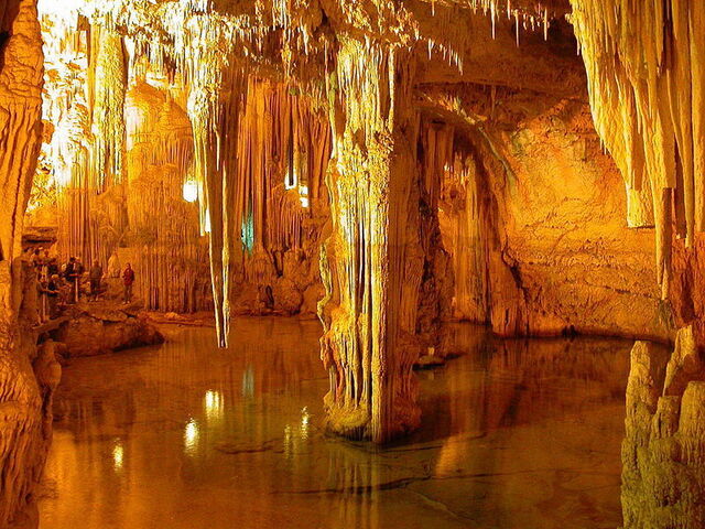 Eine beleuchtete Höhle