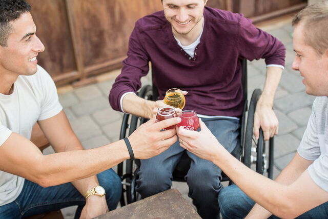 Freunde trinken zusammen ein Bier