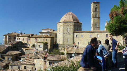Touristen in Volterra