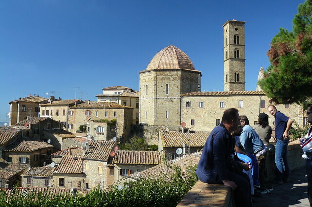 Touristen in Volterra