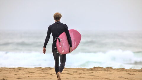 Ein Mann geht surfen