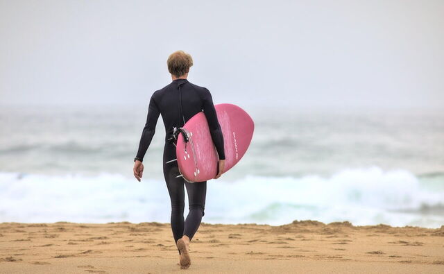 Ein Mann geht surfen