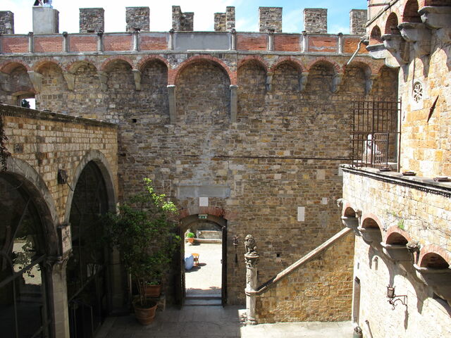 Innenhof, Vincigliata Burg