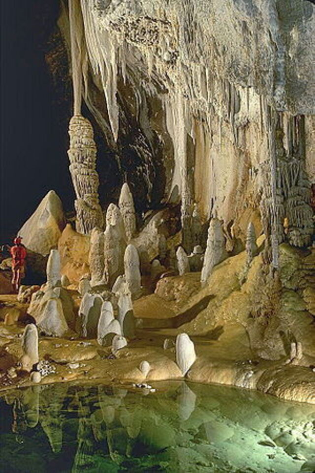 Klares Untergrund Pool