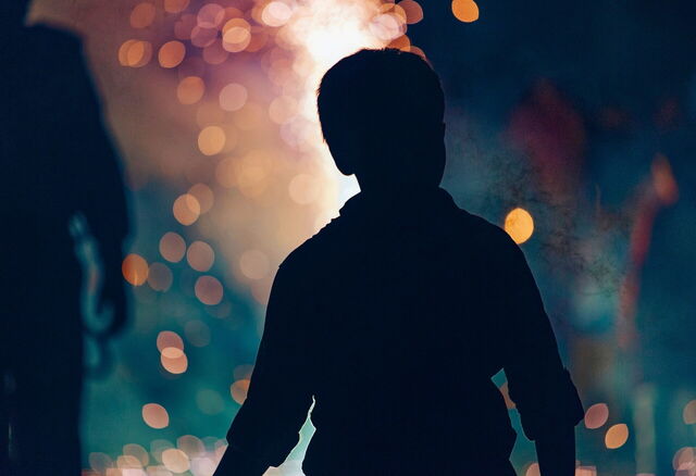 Zuschauer bewundern ein Feuerwerk