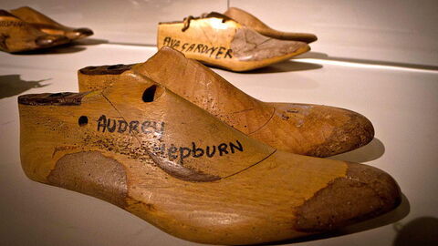 Hölzerne Modelle für die Füße von Audrey Hepburn, Ferragamo Museum