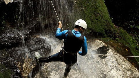 Einen Wasserfall entlang canyoning