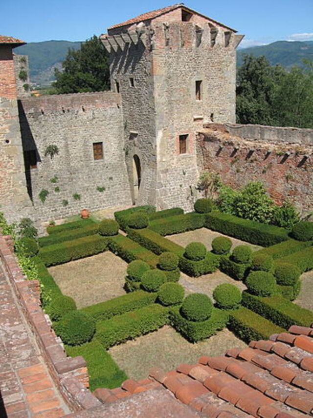 Hof der Burg von Montecarlo