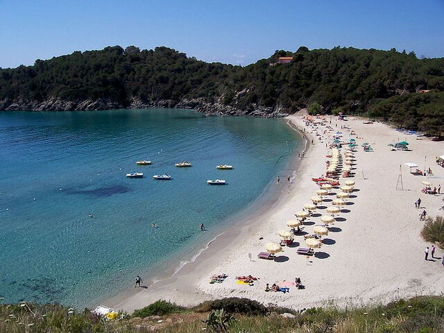 Der Strand Fetovaia mit blauer Fahne auf der Insel Elba