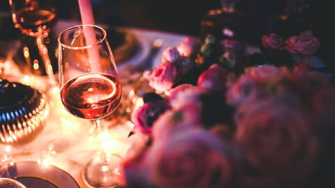 Wein auf einem Tisch präsentiert